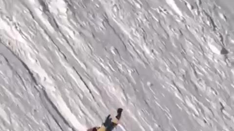 Fell off his skis 😱😨