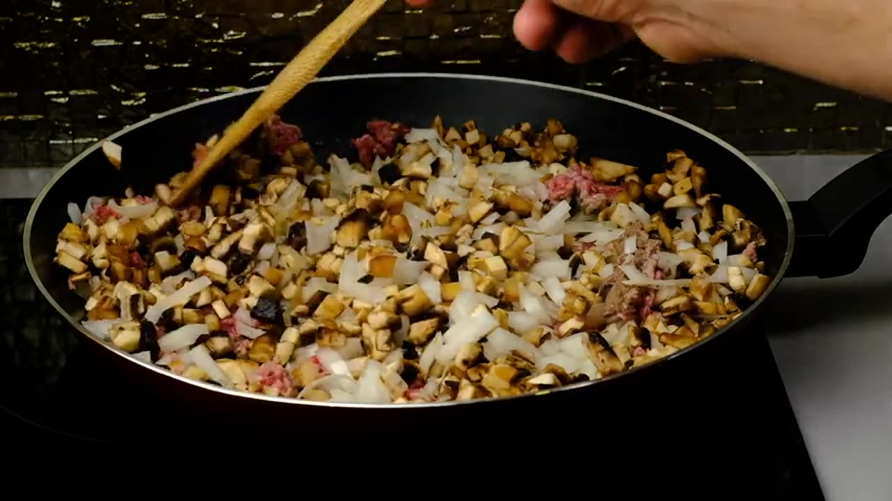 Meat lover's dream: Homemade cannelloni with juicy meat filling