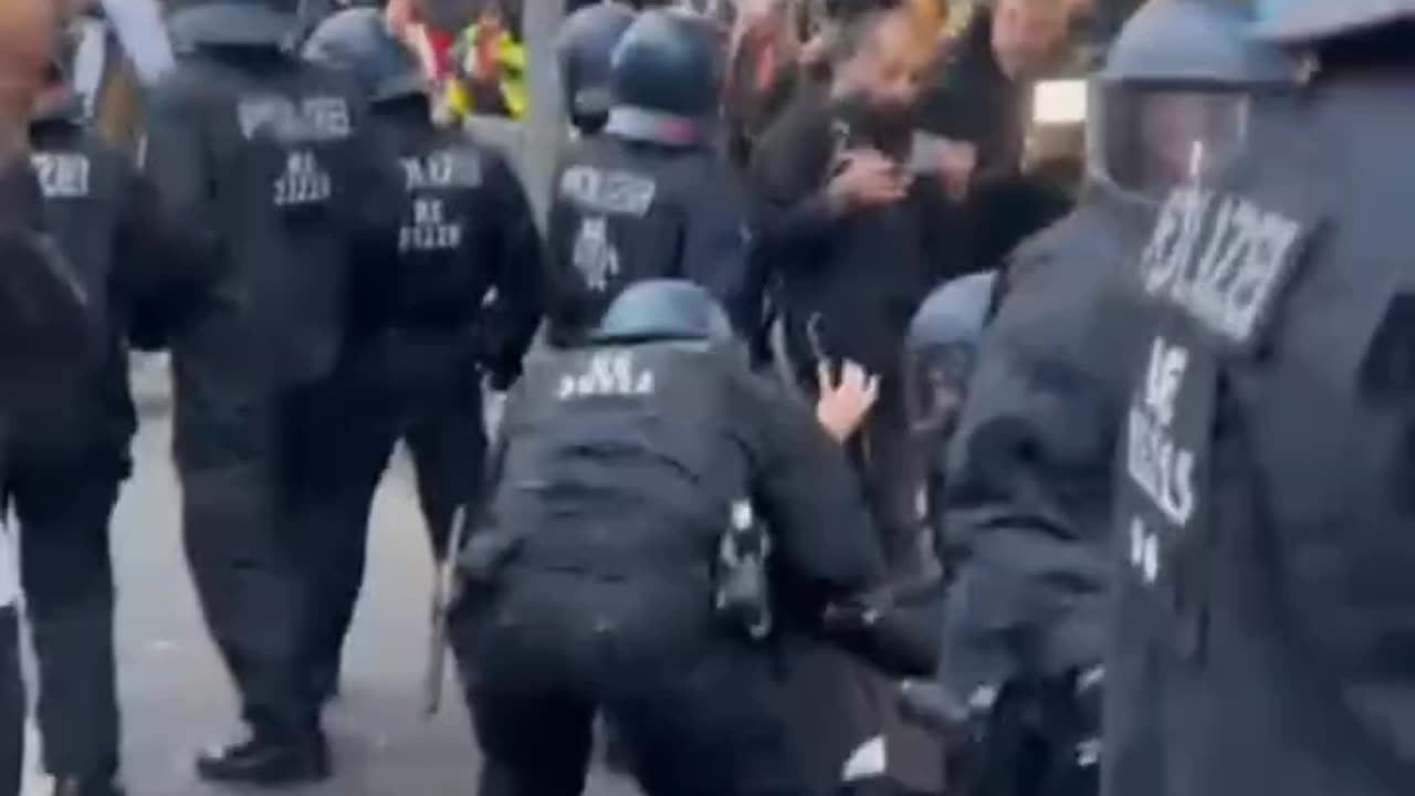 The German police are attacking their own people in Berlin in defense of Jewish terrorists