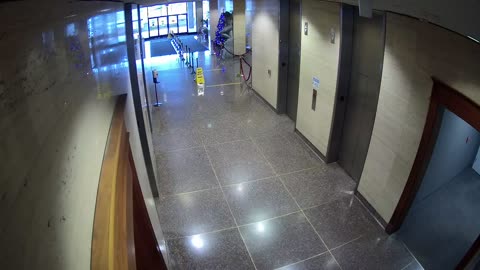 8003FCOB01ElevatorLobby_2021-01-06_12h20min00s937ms.mp4