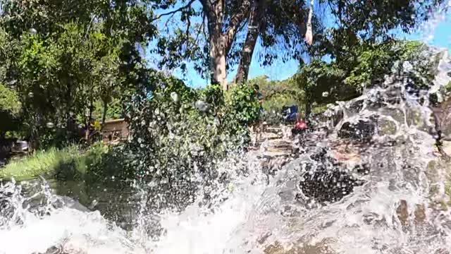 Pulando na Agua