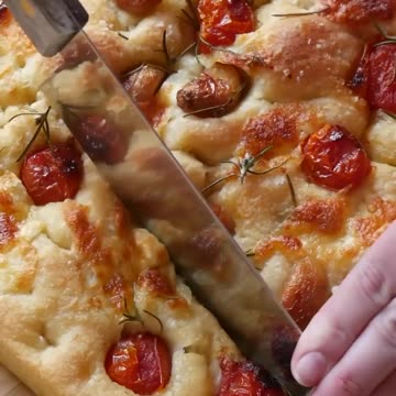 Cheese 🧀 Tomatoes 🍅🍅 Garlic 🧄🧄 confit Focaccia 🥪🍞