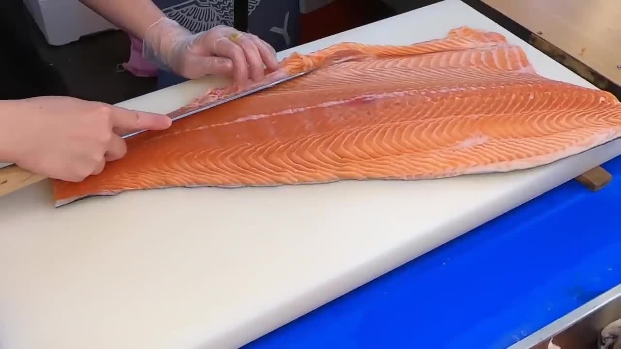 How To Fillet a Whole Salmon | Sashimi & Sushi -Taiwanese street food-17