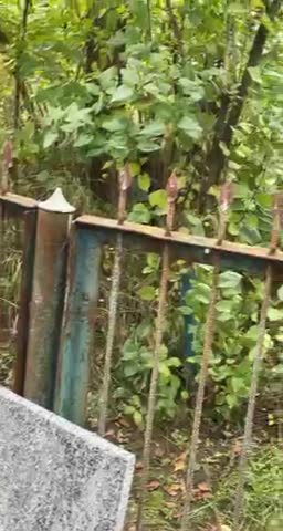 Cimitirul din satul natal Hirova. Finalizam instalarea monumentului funerar.