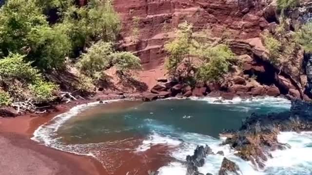 Also known as Kaihalulu Beach