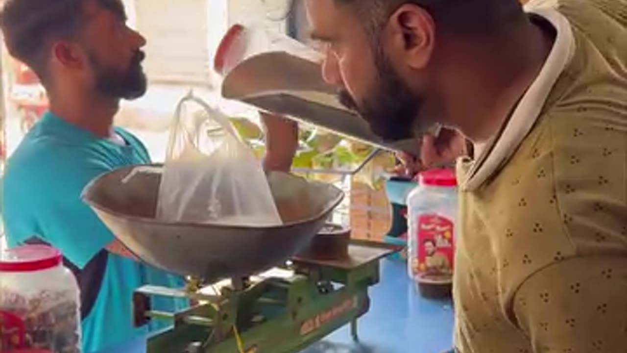 Dukandar wala fraud kar raha hai🤔🤔