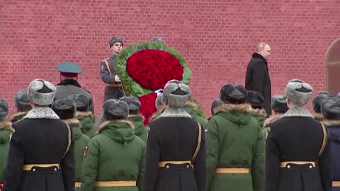 Putin lays wreath to honor armed forces