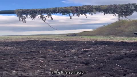 Two Ukrainian T-64BM2 Bulat tanks fire at the occupiers in the Kherson region