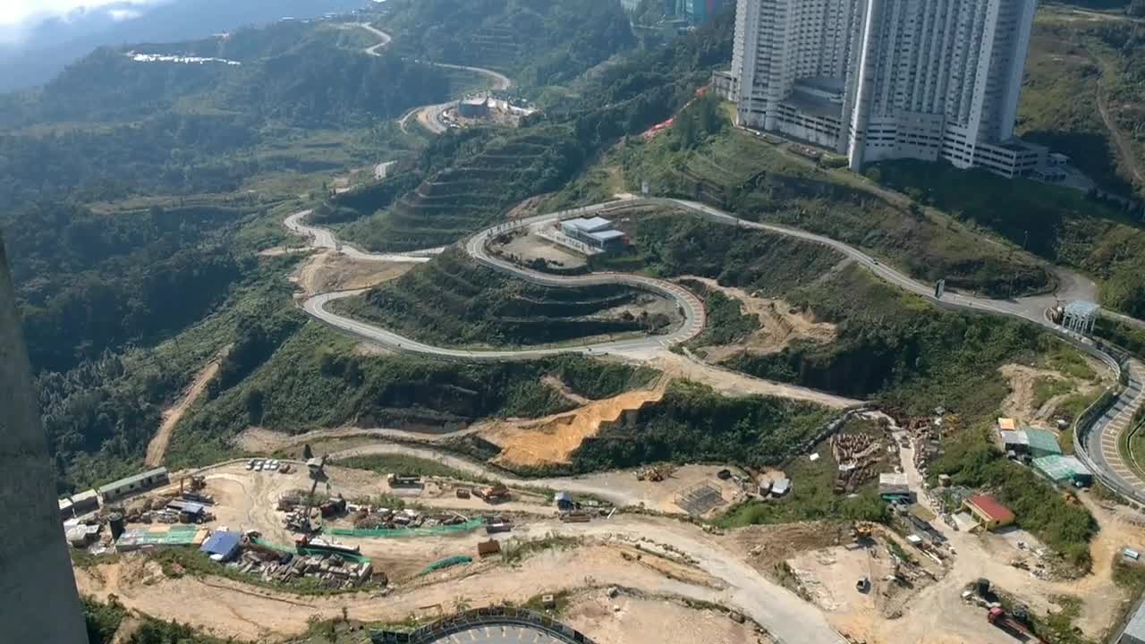 Genting Highlands juga dikenali sebagai Las Vegas Malaysia kerana di sinilah didirikan