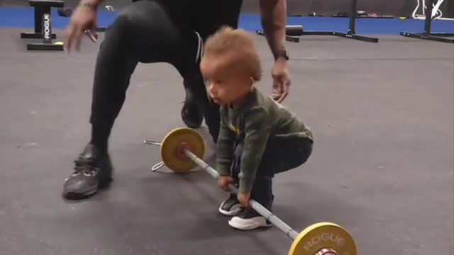 Start em’ young 💪 (thejamestownsendIG) #weightlifting #prodigy #nodaysoff