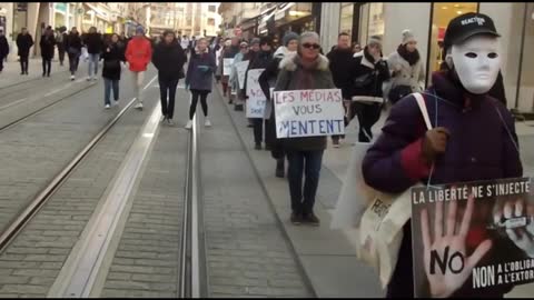 Les Masques Blancs Saumur et inter-collectifs En mémoire des victimes de l'injection le 10 dec 2022