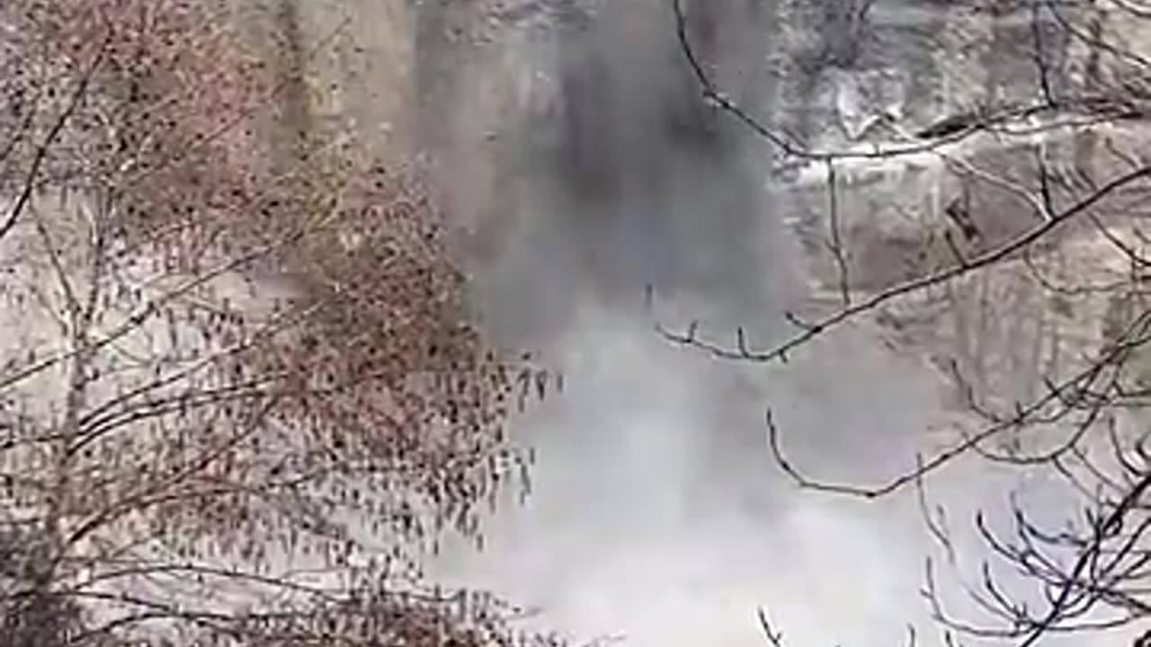 Trending - Cliff Collapse