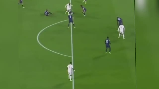 Lacazette destroys Sergio Ramos