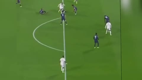 Lacazette destroys Sergio Ramos