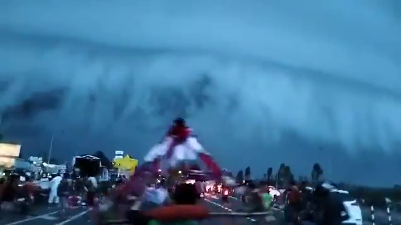 Heavy rainfall in India, a colossal shelf cloud made a chilling appearance in Haridwar, Uttarakhand.