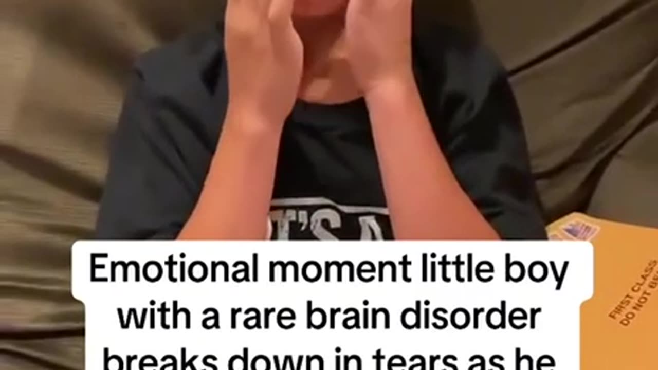 Emotional 🥲 moment little boy with a rare brain disorder breaks down in tears as he receives a birthday letter from President Trump