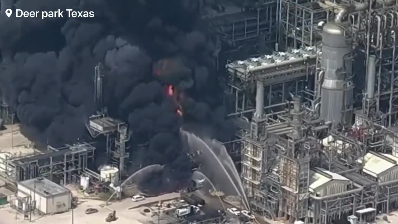 #BREAKING: Massive explosion at a oil and gas refinery plant