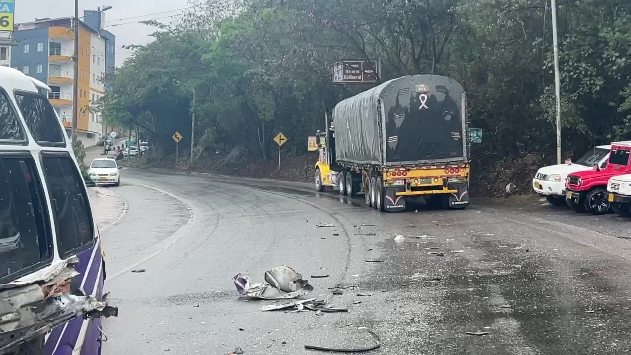 Accidente de un tractocamión y una buseta en San Gil