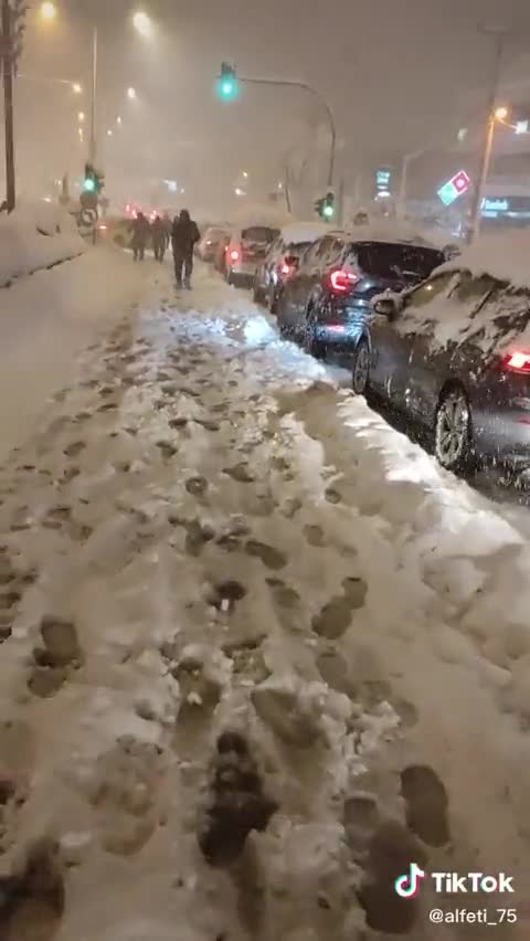 ΜΕΣΟΓΕΙΩΝ-ΑΡΙΣΤΕΡΗ ΛΩΡΙΔΑ ΜΕ ΤΑ ΠΟΔΙΑ ΠΑΣ ΠΙΟ ΓΡΗΓΟΡΑ-ΘΑ ΤΟΥΣ ΠΑΙΞΩ Κ ΤΑ ΦΩΤΑ.