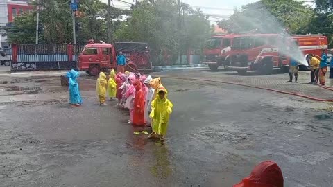 serunya main air, di kantor pemadam