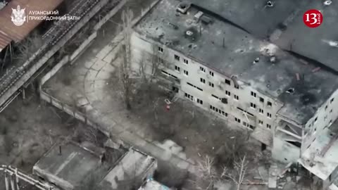 Besieged in Bakhmut, Russians leave buildings where they were hiding, carrying the dead and wounded