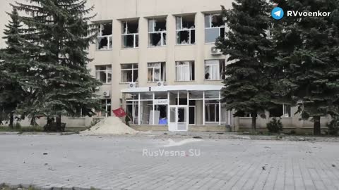 Vyvěšení ruské vlajky a vlajky DLR na radnici v osvobozeném Krasném Limanu