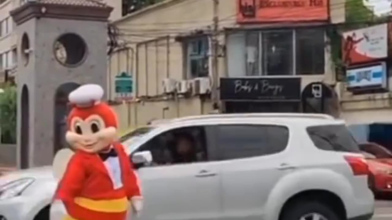 Jollibee finds a new job🤣