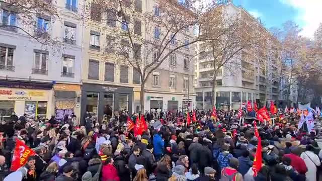 France… Massive protest against the Macron government.