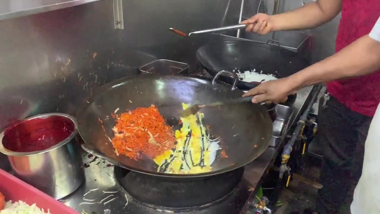 2,000 plates are sold a day! Popular Singapore Hawker Street Food