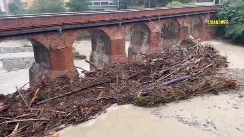 Per fortuna che i tappi di plastica sono attaccati alle bottiglie.