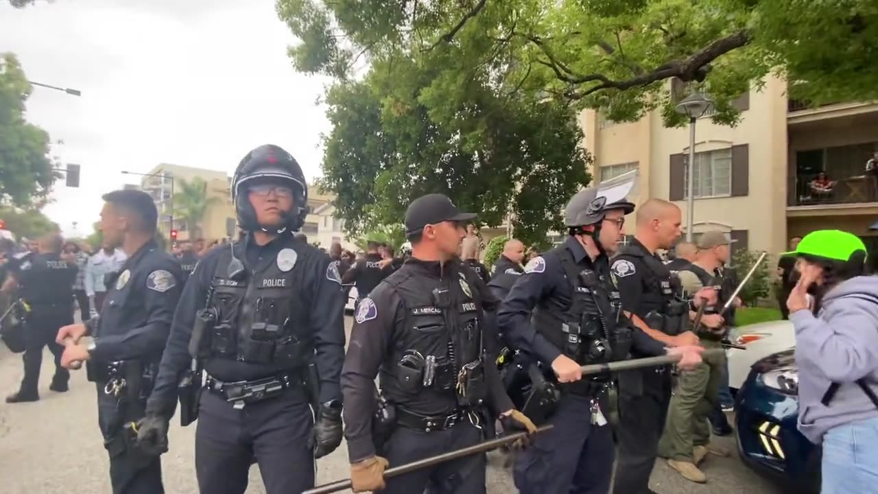 Police beat Armenian-American men who want to fight #Antifa outside the school board meeting