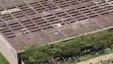 Helicóptero da PF atirando contra manifestantes em Brasilia! Mas na favela não pode né!