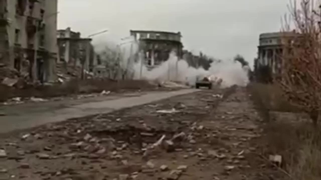 "Bakhmut drift": BMP-1 zhiganit on Mira Street in the city center.