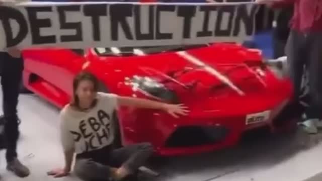 “Stop Oil” vandalize cars at Car show 🇬🇧