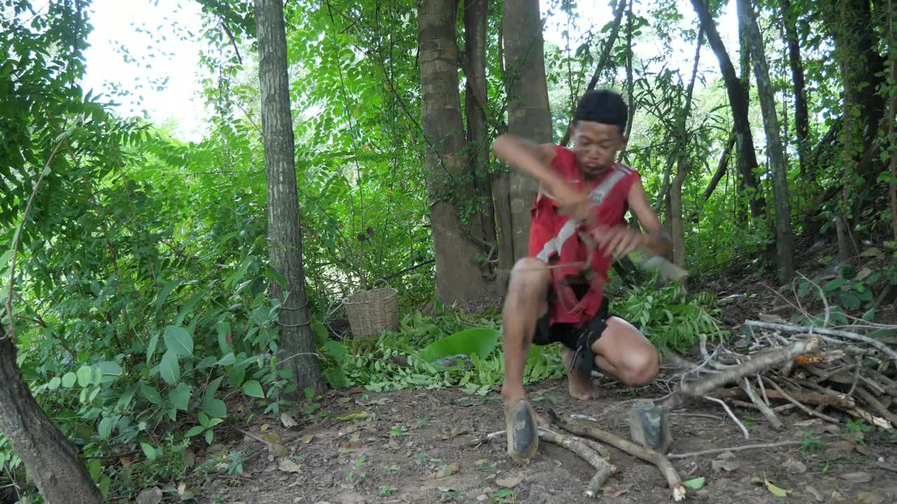 Shrimp eating in jungle, cooking on a rock | Primitive Wildlife-10