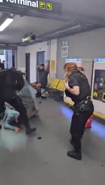 British Cop Kicks A Downed Suspect In The Head And Stomps On His Head😡😡😡