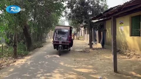 বাকীর টাকা তুলছে দোকানদার