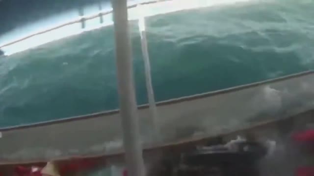 Ship crash caught on camera 2022