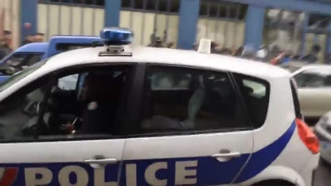 Migrantské gangy upalují ve Francii policisty v autech