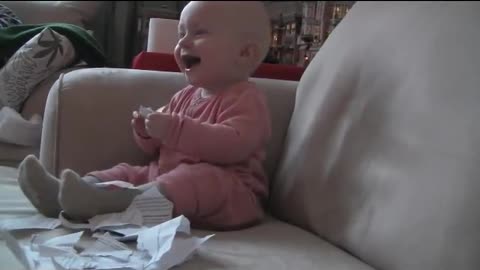 IT JUST MAKE YOUR DAY WATCHING THIS BABY LAUGHING