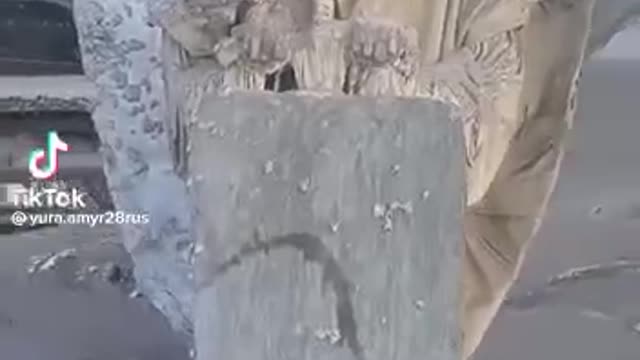 Builders found Angel in the ground. And take it out with excavators. Russia.