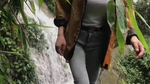 Girl building bamboo house alone in the forest,Find food in the stream