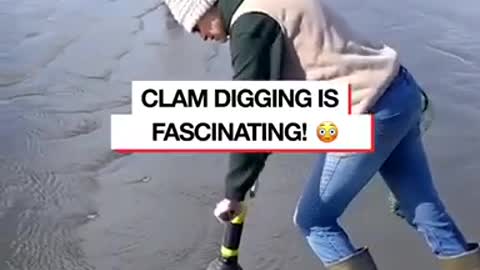 The way this woman finds clams is fascinating! 😮 | LADbible