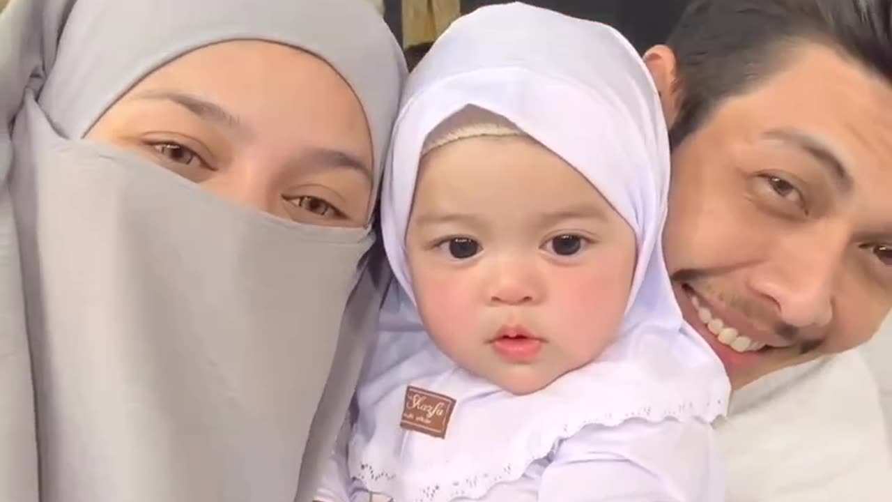 Mecca | Baby Girl on Khana Kaba during Tawaf In Makkah Subhan AllaH