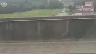 Prédios e campos de arroz