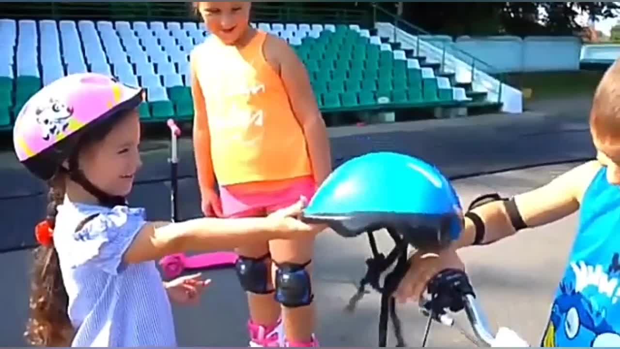 FUNNY KIDS DOING SPORT