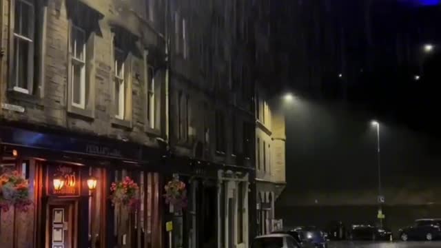 I like the atmosphere of "Edinburgh" on rainy days, which is both lonely and healing