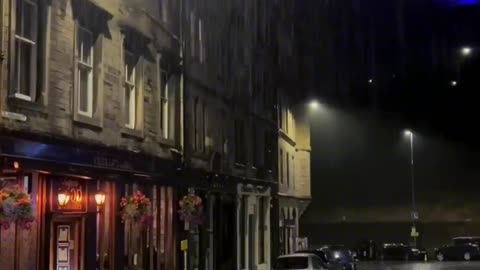I like the atmosphere of "Edinburgh" on rainy days, which is both lonely and healing