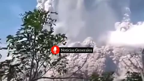 Erupción de volcán en Indonesia