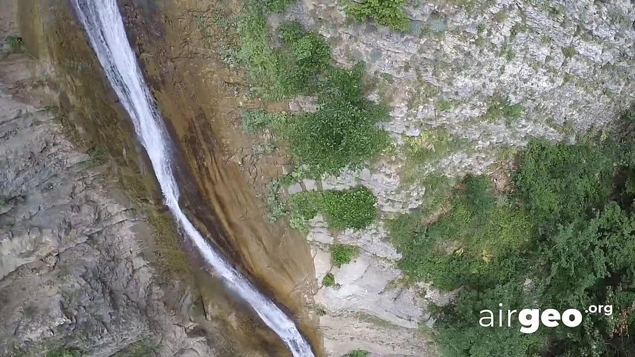 ღვირიშის ჩანჩქერი ლეჩხუმში, საქართველო - სოფელი ღვირიში. 2k საჰაერო ვიდეო.